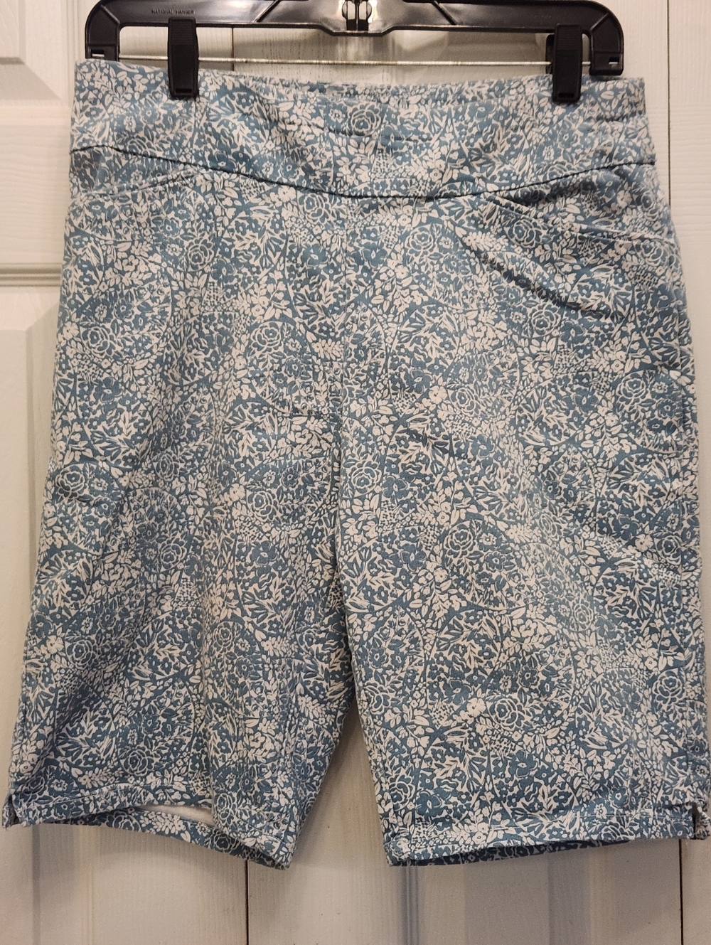 Croft Barrow Light Turquise Floral Women's Bermuda Shorts Sz 8